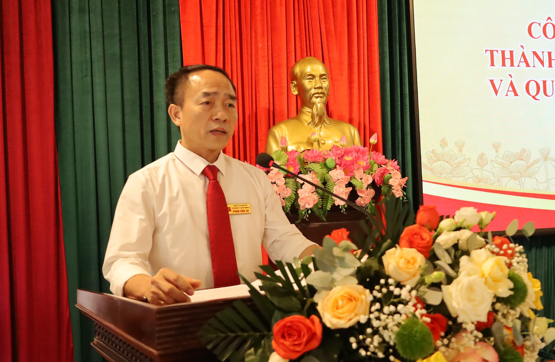 Bí thư Đảng ủy, Chủ tịch HĐND xã Phúc Sơn Phan Văn Sự phát biểu giao nhiệm vụ các cơ quan chuyên môn của xã. Ảnh: Kim Nhuệ