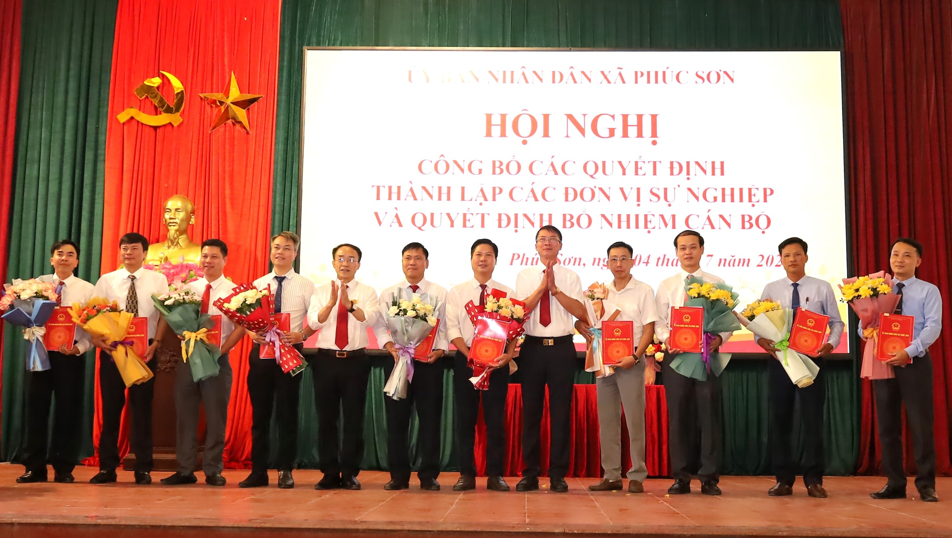 Thường trực Đảng ủy xã Phúc Sơn trao quyết định bổ nhiệm các chức danh thuộc UBND xã. Ảnh: Kim Nhuệ
