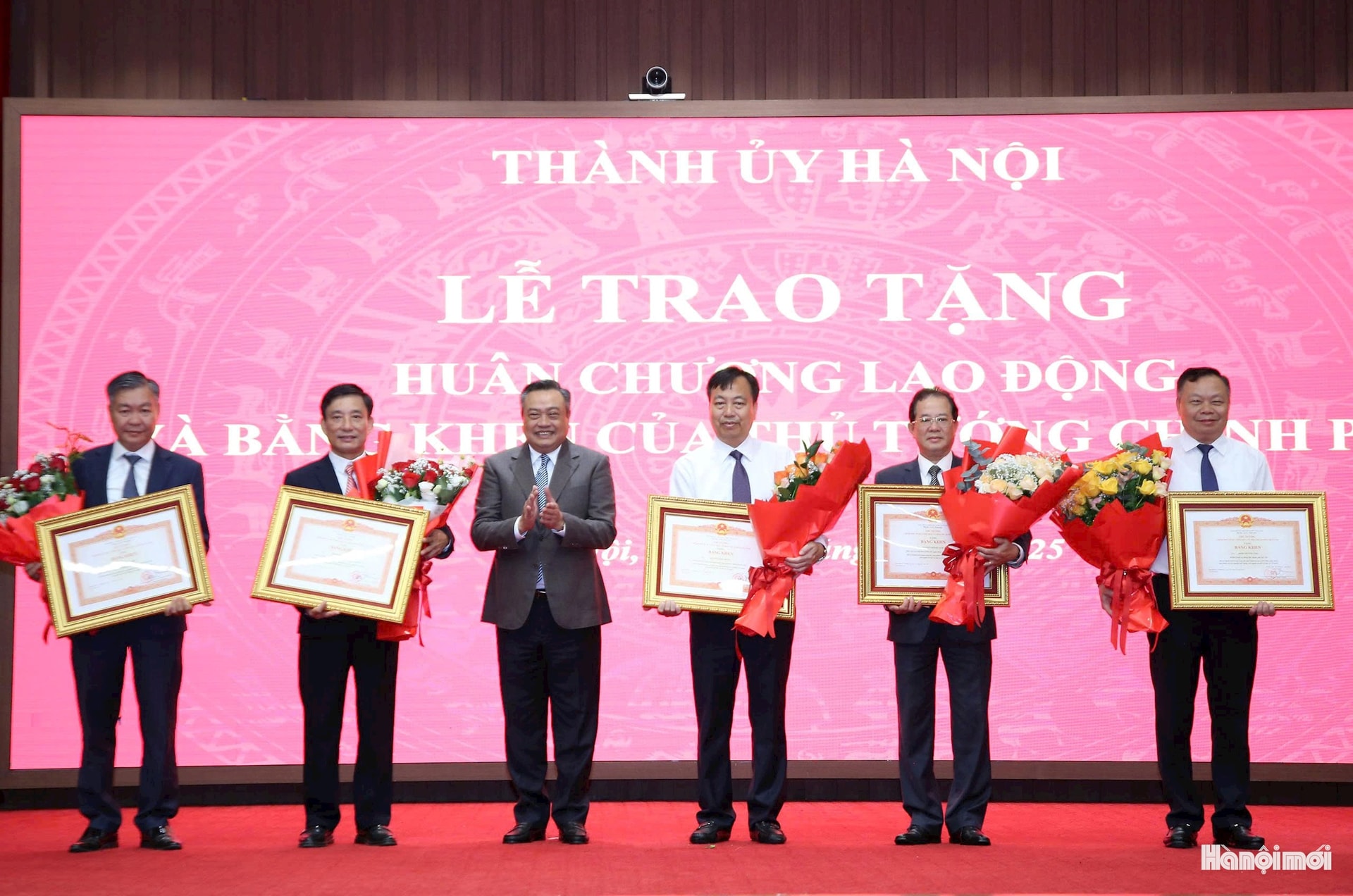 W_u1-bang-khen-ttg.jpg