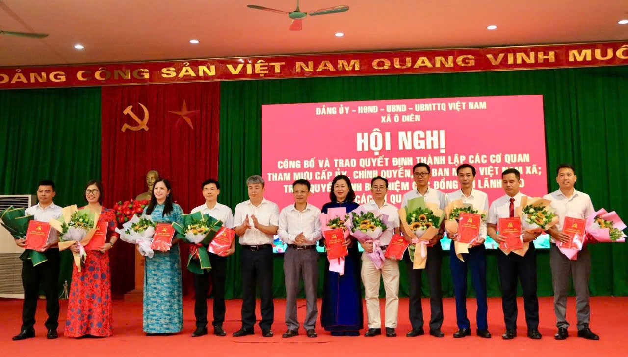 Các đồng chí lãnh đạo xã Ô Diên trao các Quyết định về công tác cán bộ. Ảnh: Bùi Quyên