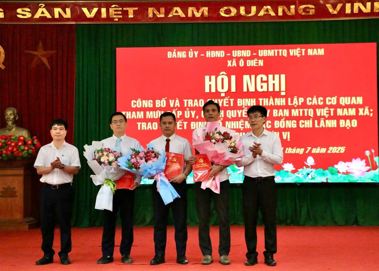 Các đồng chí lãnh đạo xã Ô Diên trao các Quyết định về công tác cán bộ. Ảnh: Bùi Quyên