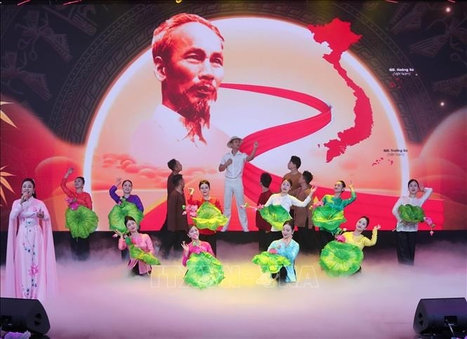 Tổng Bí thư Tô Lâm dự giao lưu nghệ thuật “Khắc ghi lời Bác - vang nhịp quân hành”