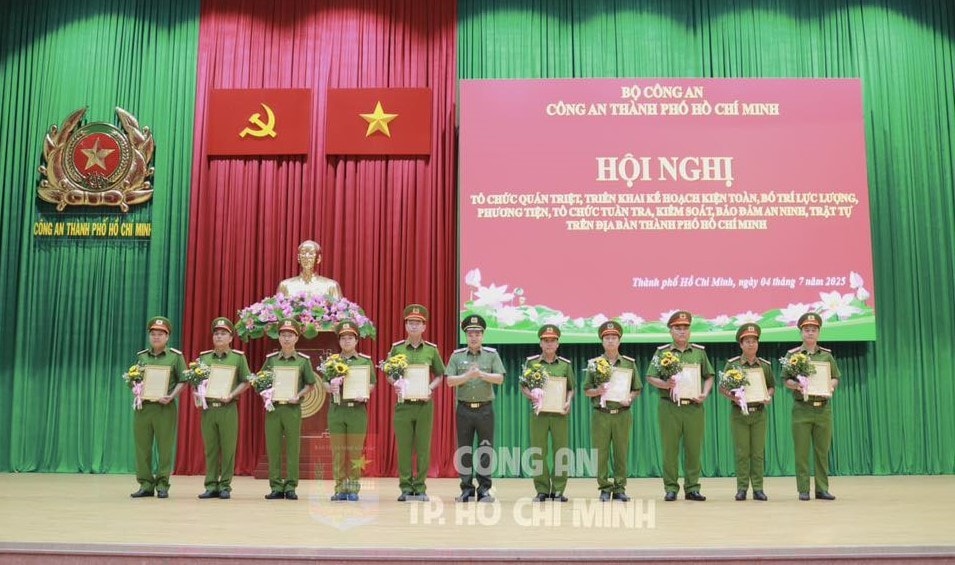 Thiếu tướng Mai Hoàng trao Thư khen và tặng hoa biểu dương các Tổ 363 đã hoàn thành xuất sắc nhiệm vụ (ảnh: Công an TP Hồ Chí Minh)