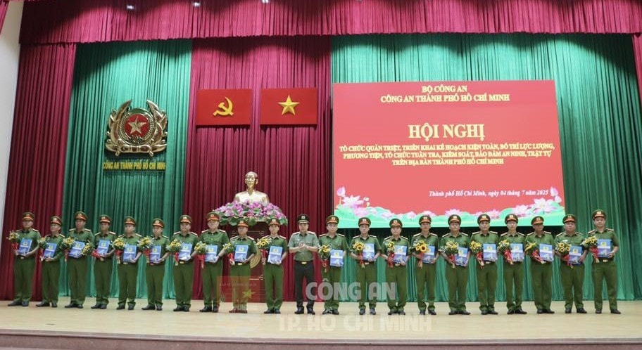 Thiếu tướng Mai Hoàng trao Thư khen và tặng hoa biểu dương các Tổ 363 đã hoàn thành xuất sắc nhiệm vụ (ảnh: Công an TP Hồ Chí Minh)
