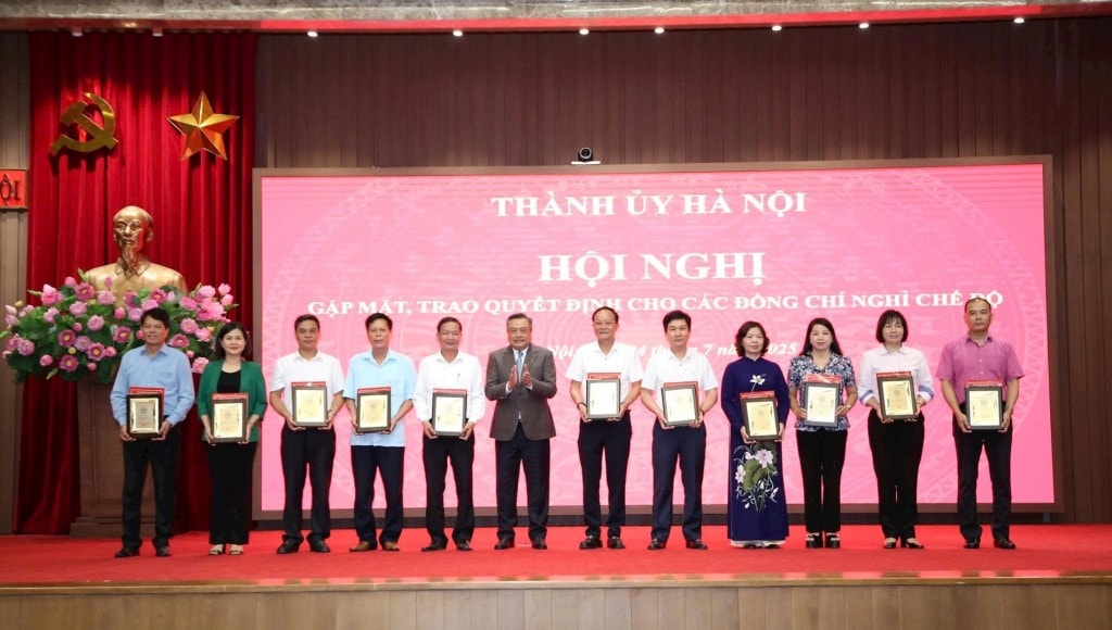 Hà Nội: Trao quyết định nghỉ hưu sớm cho 75 cán bộ