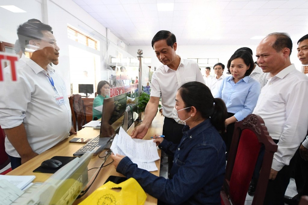 Phó Bí thư thường trực Thành ủy hỏi thăm người dân đến làm thủ tục tại Trung tâm Phục vụ hành chính công xã.