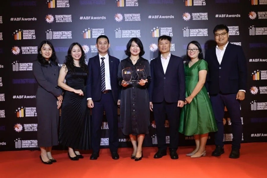 Đại diện Vietcombank nhận cú đúp giải thưởng tại Lễ trao giải ABF 2025