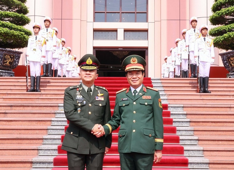 Đại tướng Nguyễn Tân Cương và Đại tướng Songwit Noonpackdee tại lễ đón. (Ảnh: Trọng Đức/TTXVN)
