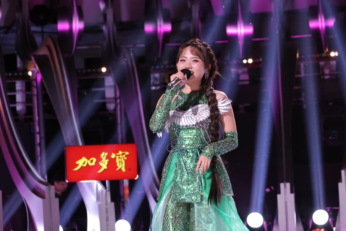 ca-si-phuong-my-chi-bieu-dien-tren-san-khau-sing-asia..jpg