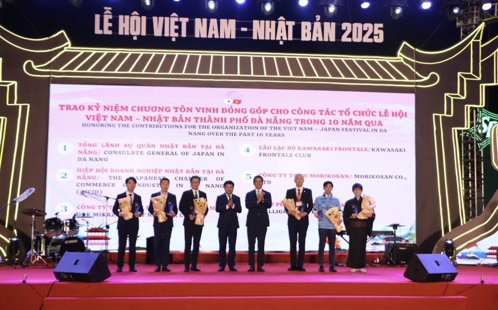 Chủ tịch UBND TP Đà Nẵng Lương Nguyễn Minh Triết và Đại sứ Đặc mệnh toàn quyền Nhật Bản tại Việt Nam Ito Naoki trao kỷ niệm chương tôn vinh tổ chức đóng góp cho công tác tổ chức lễ hội (Ảnh Đ.Minh)