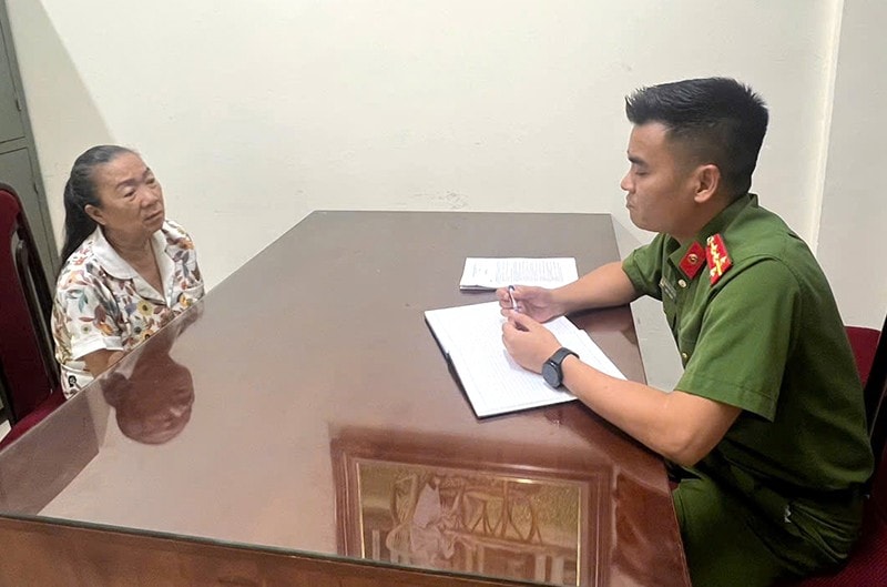 Điều tra viên lấy lời khai của bị can Nguyễn Thị Hạnh