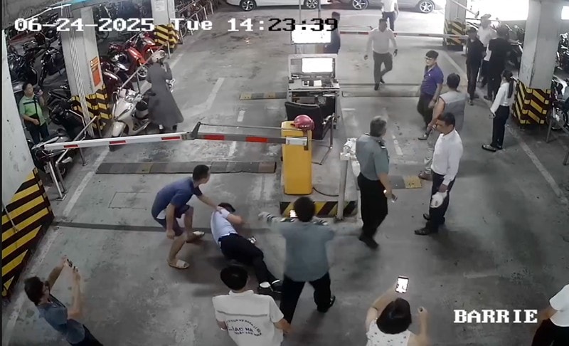 Liên tiếp xảy ra các vụ người của tổ bảo vệ, ban quản lý toà nhà, ban quản trị tòa CT2C bị hành hung tại khu vực hầm gửi xe. Ảnh cắt từ clip.