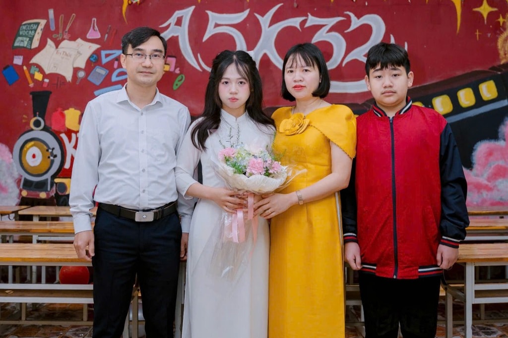 Khánh Quỳnh cùng bố mẹ và em trai Khánh Quỳnh cùng bố mẹ và em trai