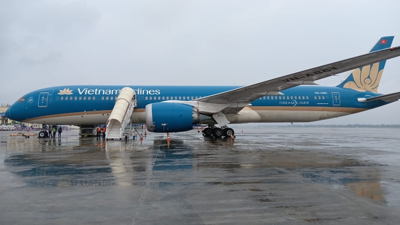 may-bay-vietnam-airlines-ha-canh-tai-san-bay-kolkata.jpg