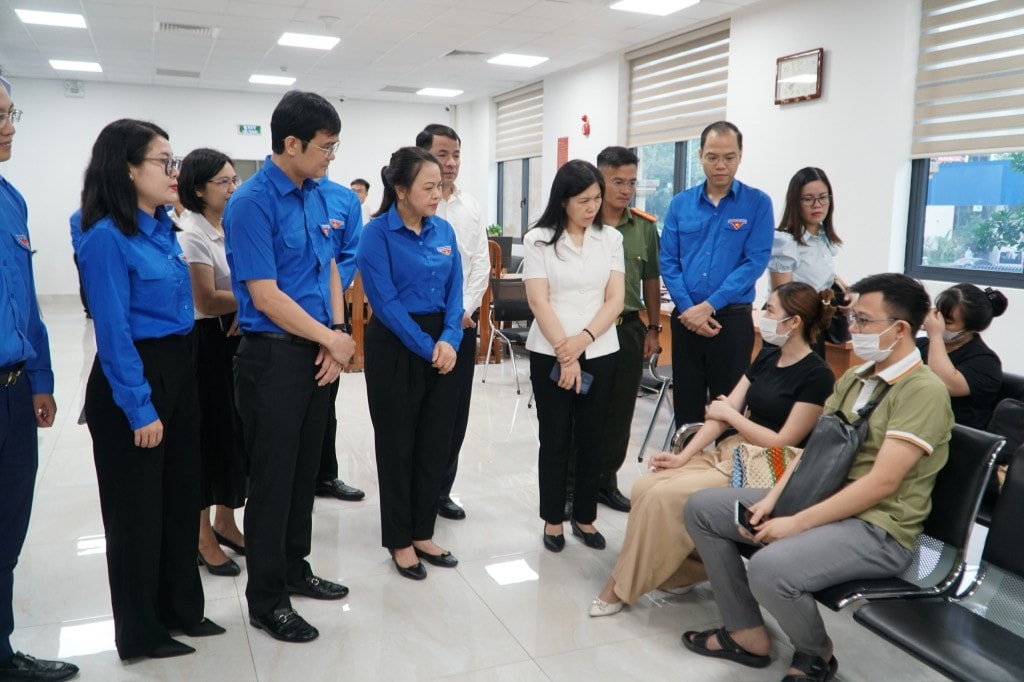 Các vị đại biểu hỏi thăm người dân đến làm thủ tục hành chính tại Điểm phục vụ hành chính công phường Cầu Giấy
