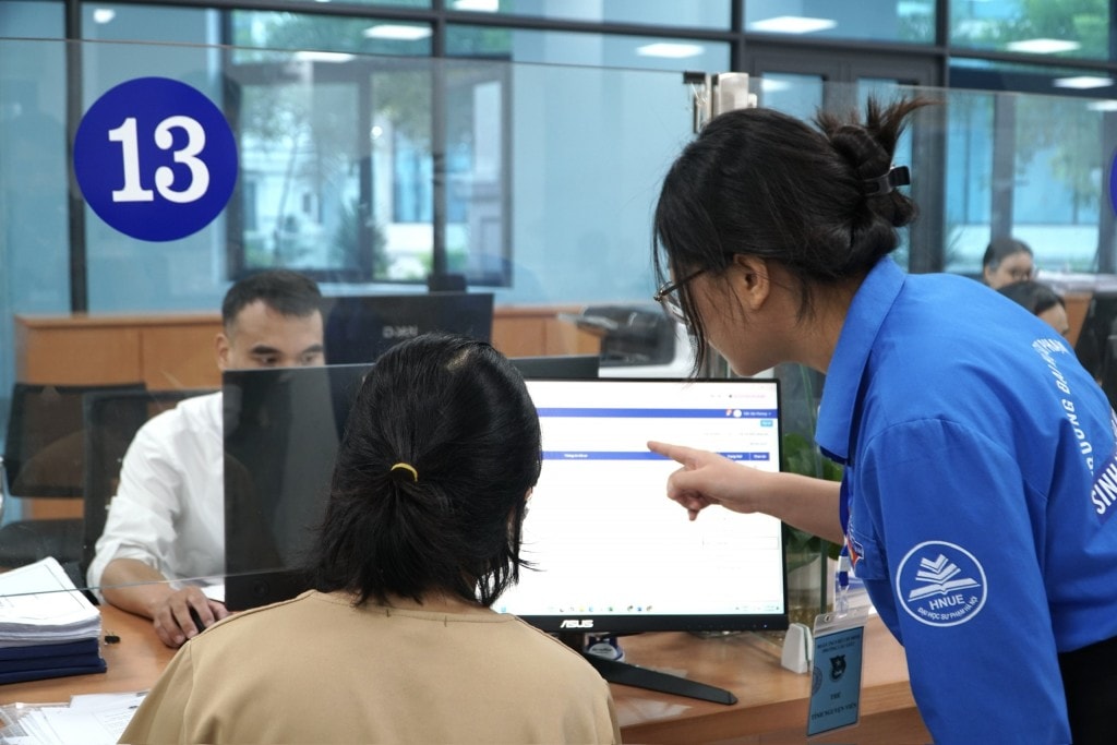 Thanh niên tình nguyện hỗ trợ người dân tại Điểm 