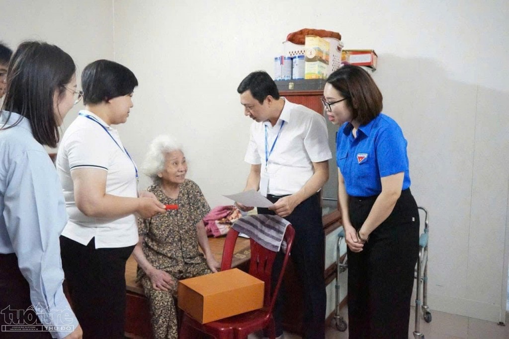 Thanh niên Hải Phòng hỗ trợ người dân làm dịch vụ hành chính công