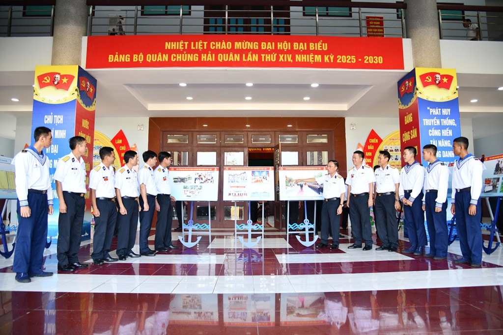 Các đại biểu tham quan trưng bày ảnh “Tự hào người chiến sĩ Hải quân”