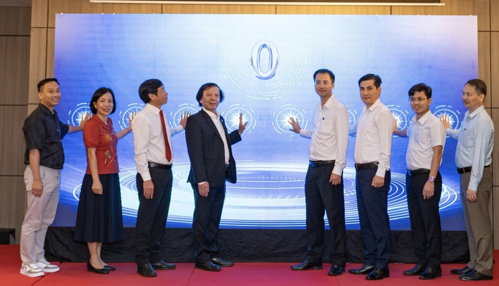 Ban Tổ chức thực hiện nghi thức phát động Cuộc thi khởi nghiệp đổi mới sáng tạo trong lĩnh vực nông nghiệp ứng dụng công nghệ cao năm 2025 (Ảnh Út Vũ)