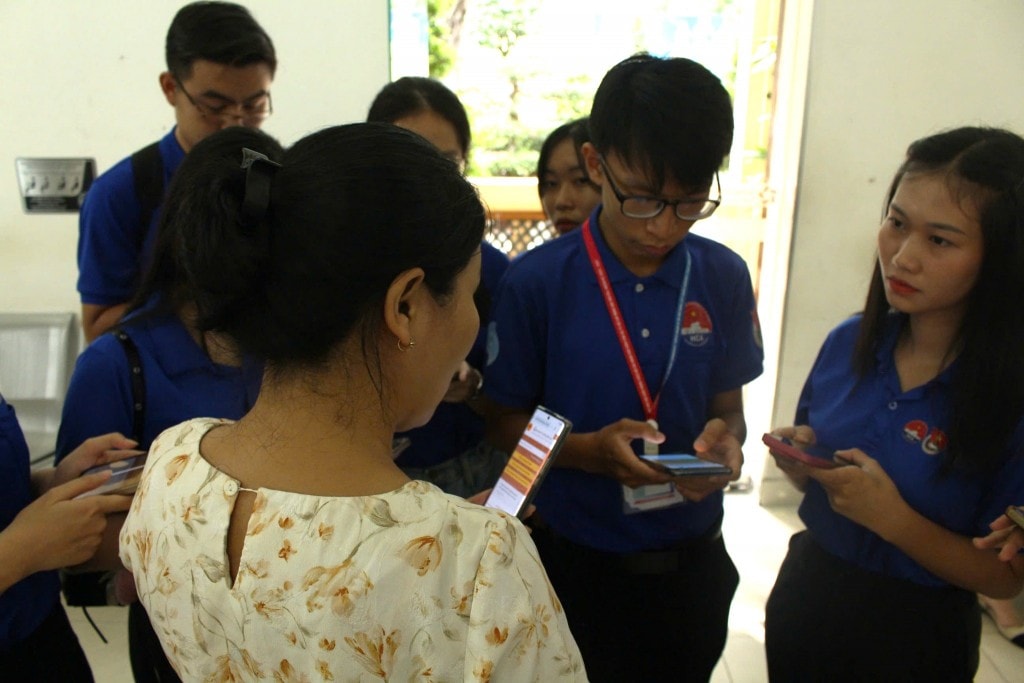 Các chiến sĩ “tập sự” là những sinh viên đã sẵn sàng nhận nhiệm vụ và ra mắt đội hình hỗ trợ tại Trung tâm Hành chính công phường Sài Gòn