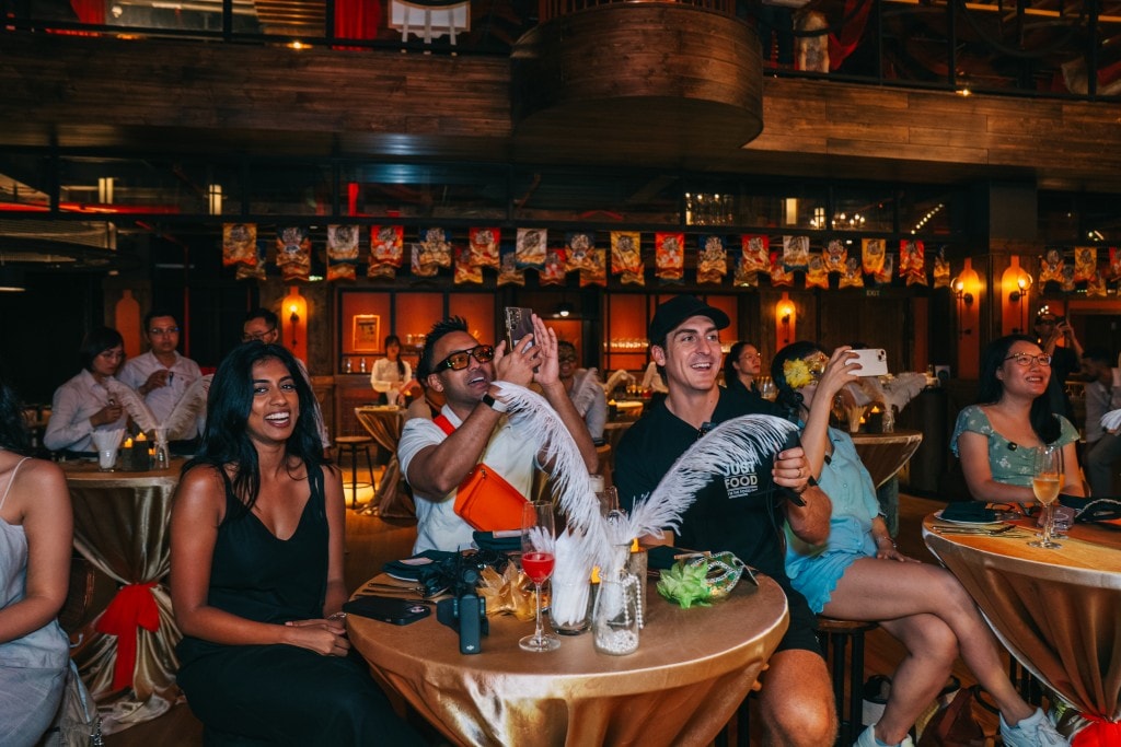 Du khách quốc tế phấn khích, hào hứng khi xem show