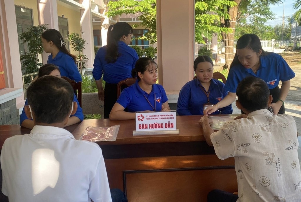 Không khí làm việc tại Trung tâm hành chính công phường Hòa Xuân (TP.Đà Nẵng) thuận tiện và gần gũi hơn nhờ sự hỗ trợ nhiệt tình của lực lượng thanh niên tình nguyện