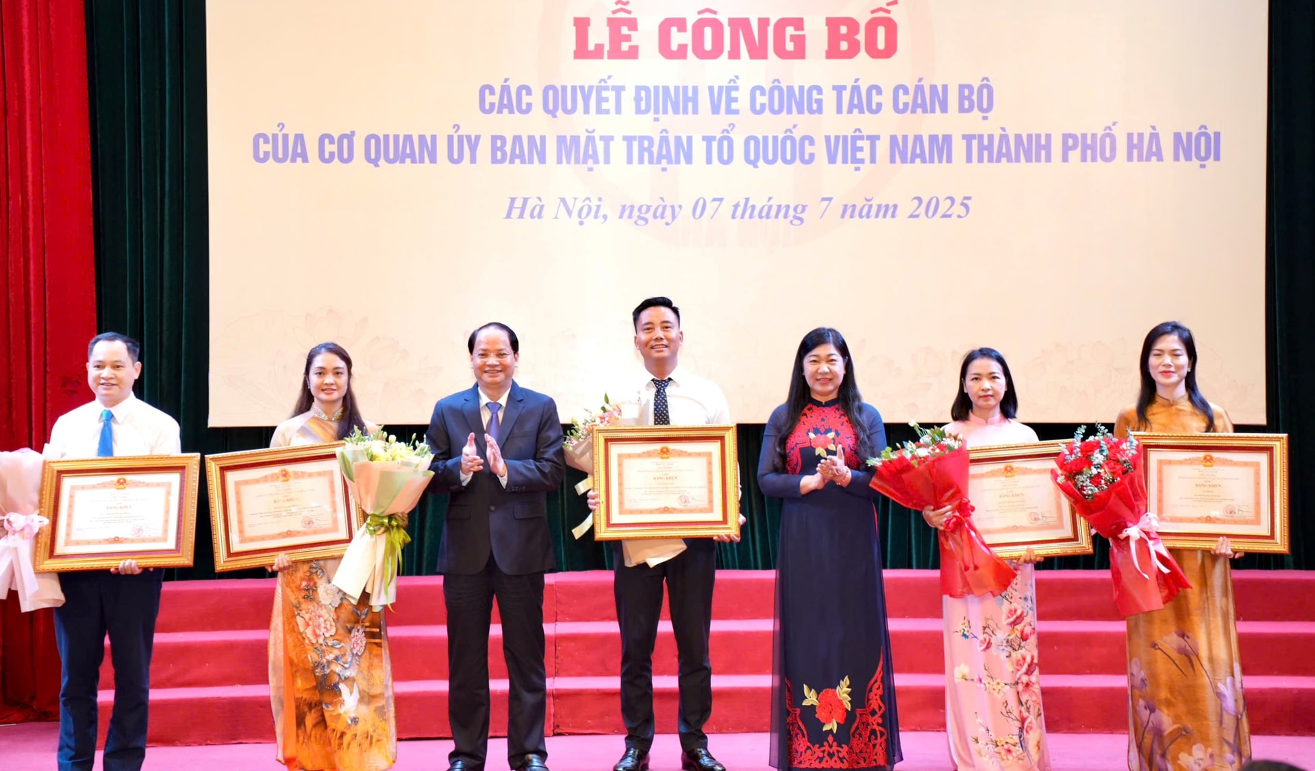 Thừa ủy quyền của Trung ương, đồng chí Nguyễn Doãn Toản và đồng chí Nguyễn Lan Hương trao Bằng khen của Thủ tướng Chính phủ và tặng hoa các tập thể, cá nhân được khen thưởng. Ảnh: PV