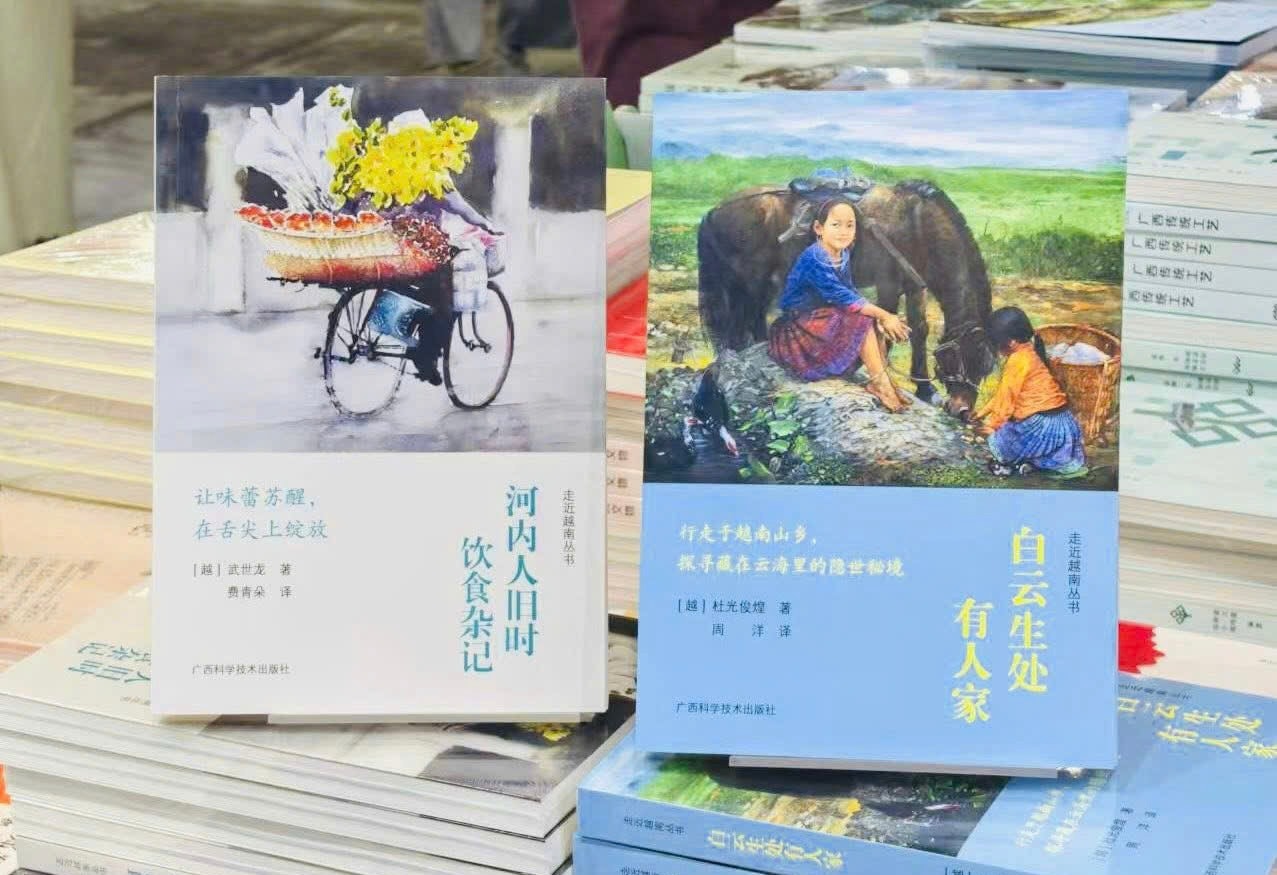 Cuốn sách “Người Hà Nội, chuyện ăn, chuyện uống một thời” ấn bản tiếng Trung (bên trái) xuất bản tại Trung Quốc. Ảnh: Chibooks