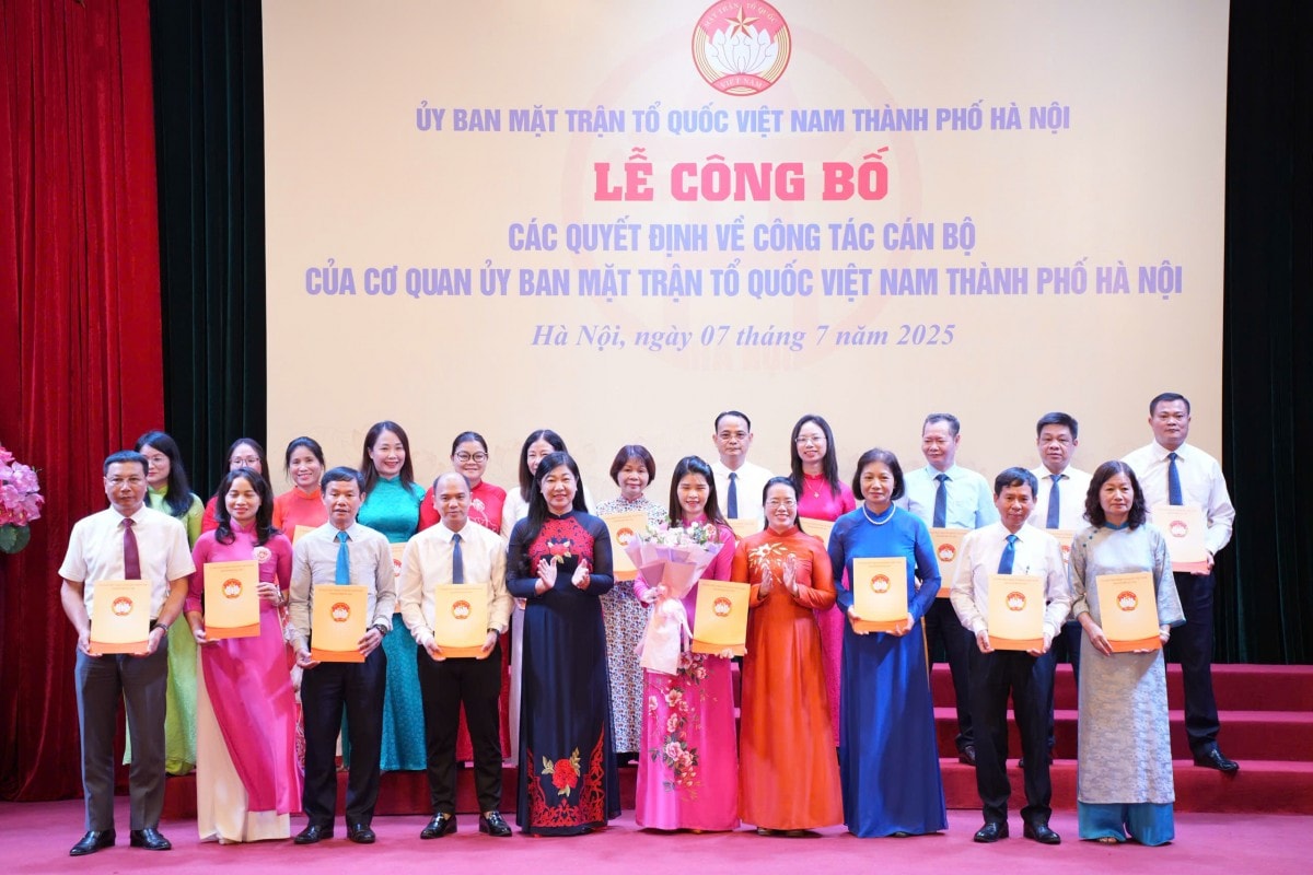 Công bố các quyết định về công tác cán bộ của Cơ quan Ủy ban MTTQ Việt Nam thành phố Hà Nội