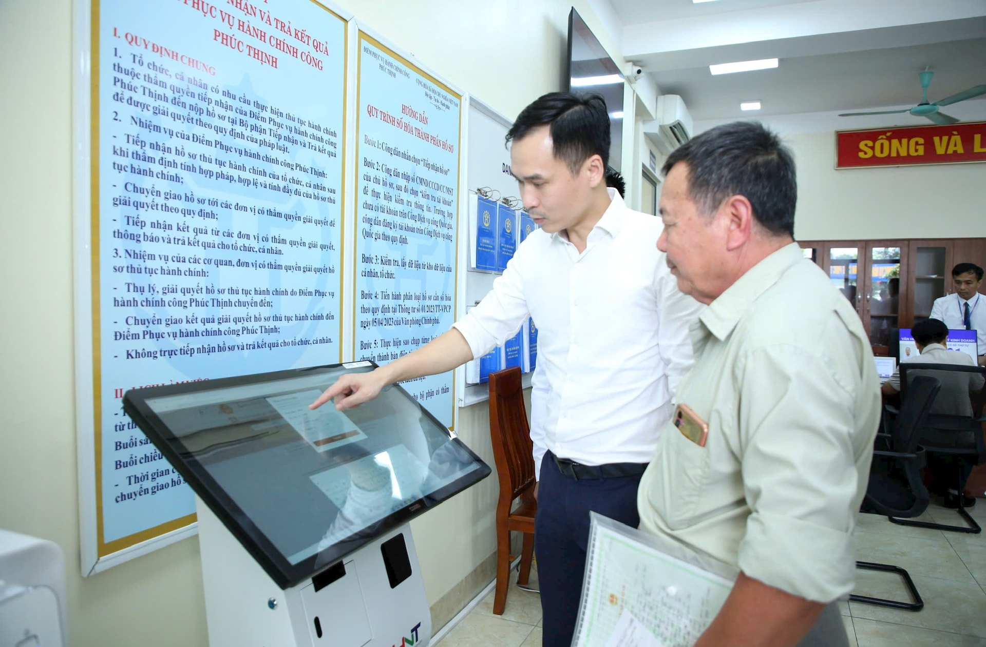 huong-dan-nguoi-dan-thuc-hien-thu-tuc-hanh-chinh-tai-diem-phuc-vu-hanh-chinh-cong-xa-phuc-thinh.-anh-nhat-nam.jpg