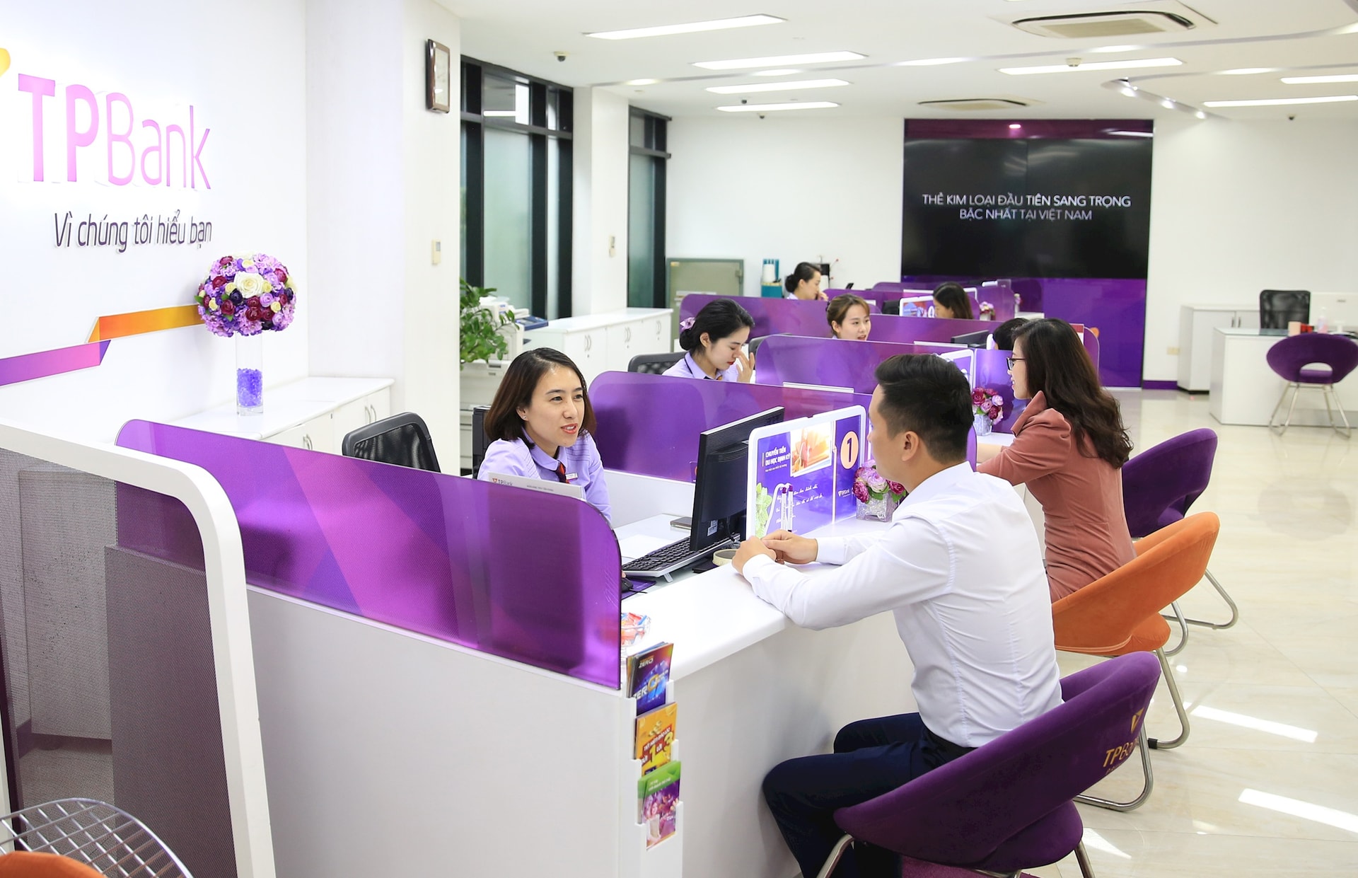 khach-hang-giao-dich-tai-ngan-hang-thuong-mai-co-phan-tien-phong.-anh-nguyen-quang.jpg