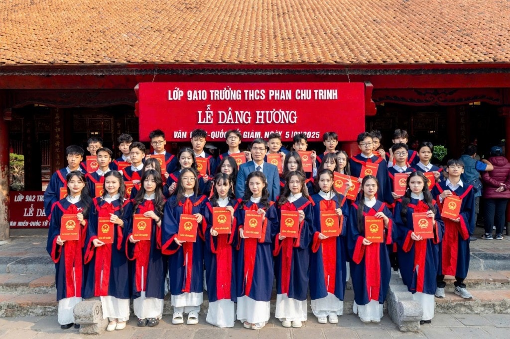 Thầy và trò trường THCS Phan Chu Trinh – Phường Giảng Võ tổ chức dâng hương tại Văn Miếu trước kỳ thi
