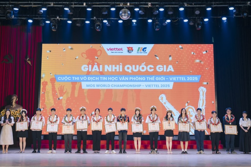 Các thí sinh đoạt giải Nhì được vinh danh 