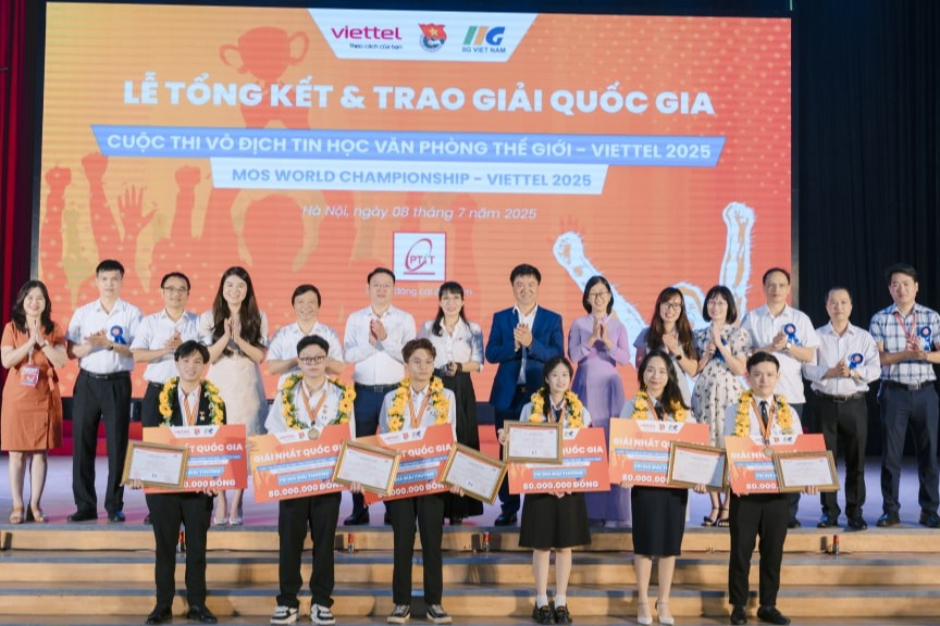 Các vị đại biểu và 6 nhà vô địch chụp ảnh lưu niệm tại chương trình 