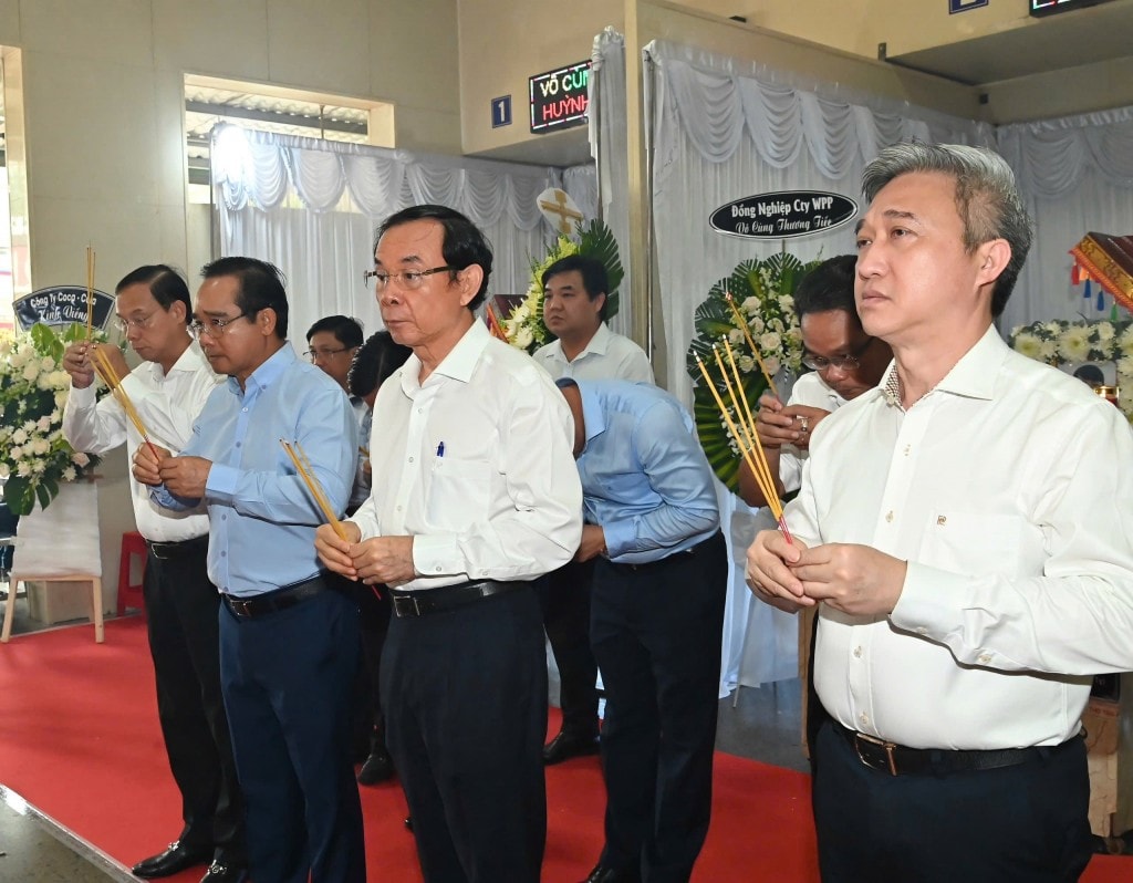 Bí thư Thành ủy TP.Hồ Chí Minh Nguyễn Văn Nên cùng các lãnh đạo trong đoàn thắp hương, viếng tang các nạn nhân trong vụ cháy. Ảnh: SGGP