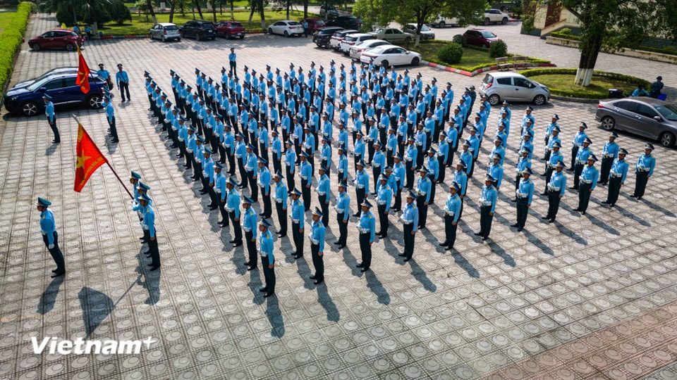 Tương tự, với khối đứng thuộc Quân chủng Phòng không-Không quân cũng phơi mình hàng giờ đồng hồ dưới cái nắng gắt mùa hè. (Ảnh: Hoài Nam/Vietnam+)