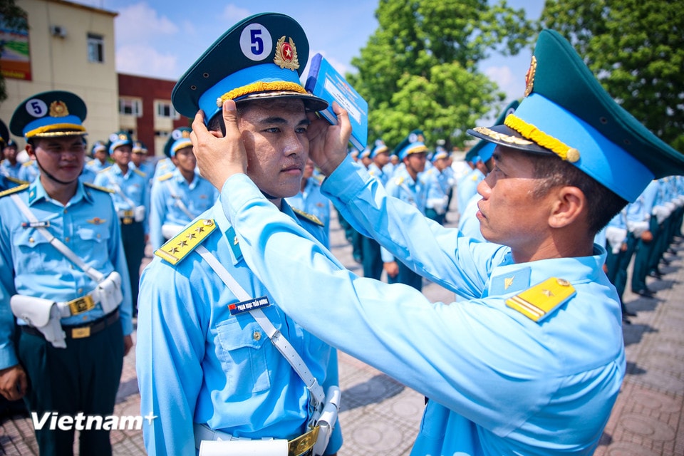 Nhưng ai nấy đều quyết tâm cao, cảm thấy vinh dự tự hào khi đứng trong đội hình diễu binh, diễu hành trong Lễ kỷ niệm 80 năm Quốc khánh nước Cộng hòa xã hội chủ nghĩa Việt Nam. (Ảnh: Hoài Nam/Vietnam+)