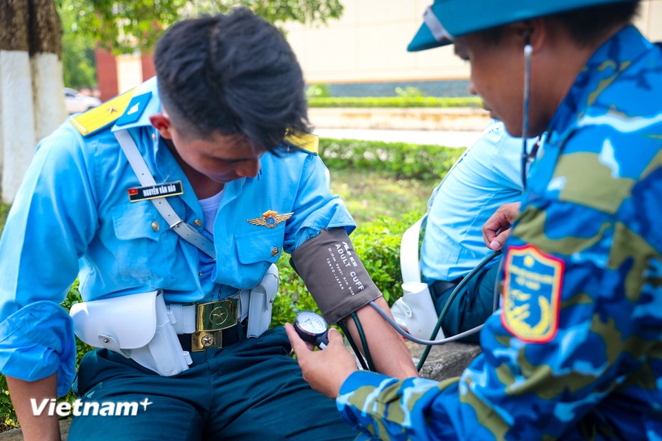 Lực lượng Quân y kiểm tra sức khỏe cho các chiến sỹ sau buổi tập. (Ảnh: Hoài Nam/Vietnam+)