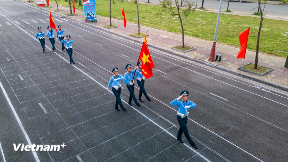 Các chiến sỹ cầm Quân kỳ thuộc khối đứng tập luyện tích cực và tập trung cao độ. (Ảnh: Hoài Nam/Vietnam+)