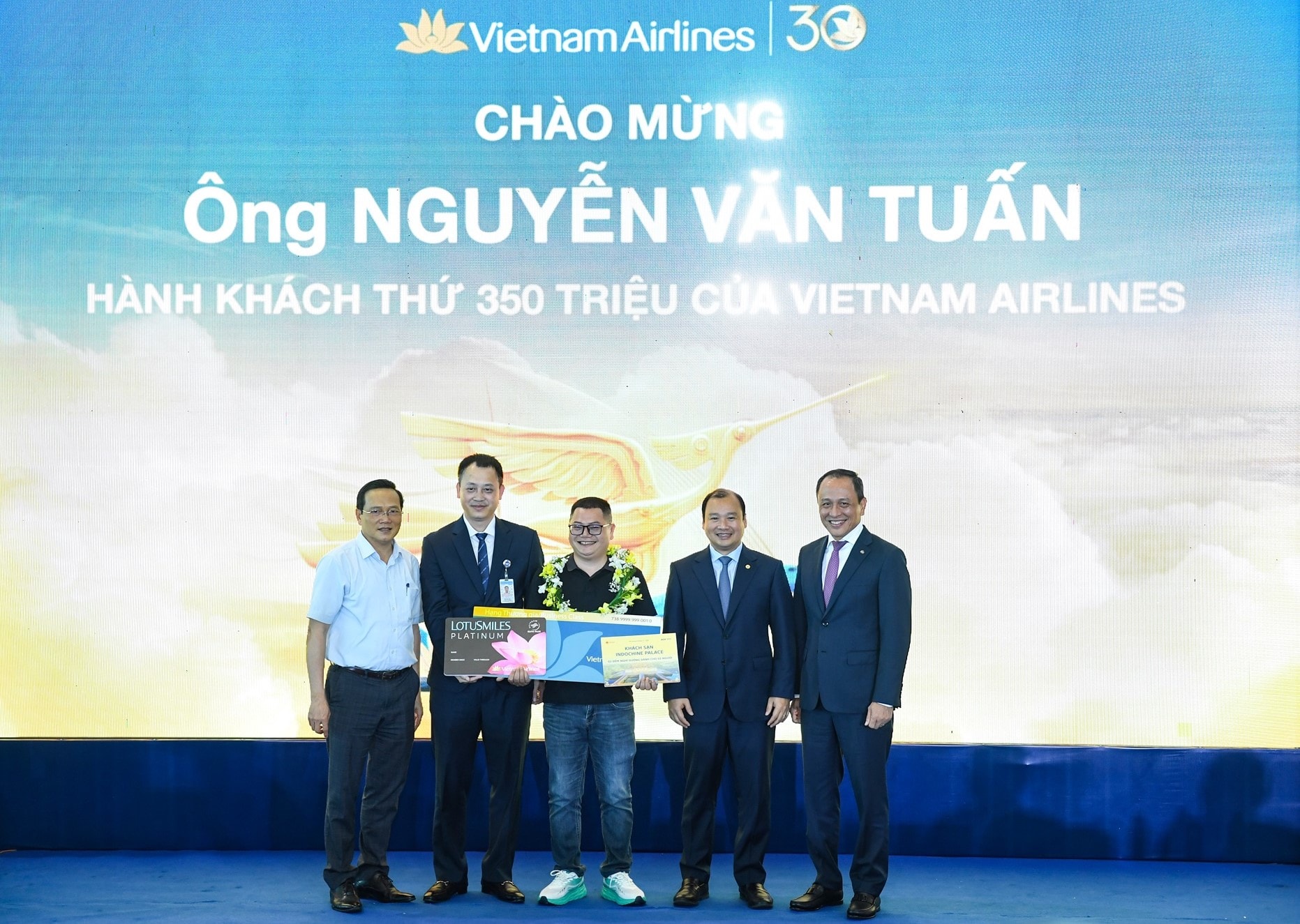11.-hanh-khach-thu-350-trieu-nhan-the-bong-sen-vang-hang-bach-kim-02-ve-khu-hoi-noi-dia-hang-thuong-gia-va-qua-luu-niem.jpg