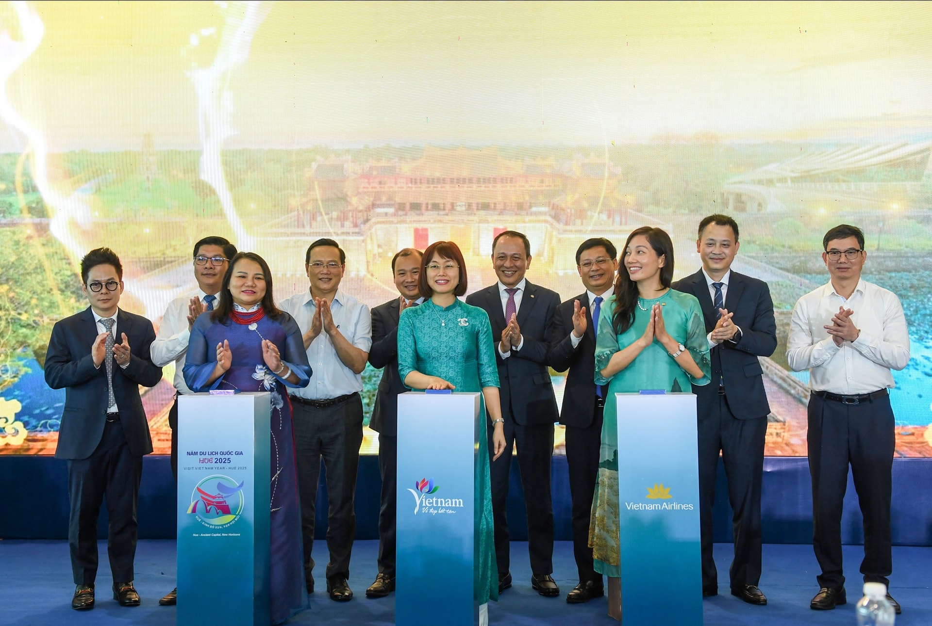 11.-vietnam-airlines-phoi-hop-cung-ubnd-thanh-pho-hue-cuc-du-lich-quoc-gia-va-so-du-lich-thanh-pho-chinh-thuc-phat-dong-chuong-trinh-dem-hue-huyen-dieu-kham-pha-de-yeu-..jpg
