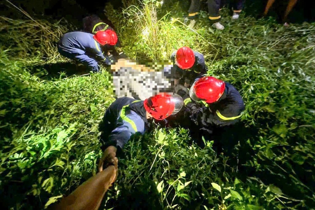 Lực lượng cứu hộ đưa thi thể nạn nhân ra khỏi khu vực gặp nạn Lực lượng cứu hộ đưa thi thể nạn nhân ra khỏi khu vực gặp nạn