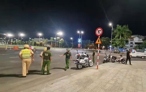 Lực lượng Cảnh sát 113 và Cảnh sát giao thông có mặt tại khu vực xảy ra vụ việc (Ảnh; CA) Lực lượng Cảnh sát 113 và Cảnh sát giao thông có mặt tại khu vực xảy ra vụ việc (Ảnh; CA)