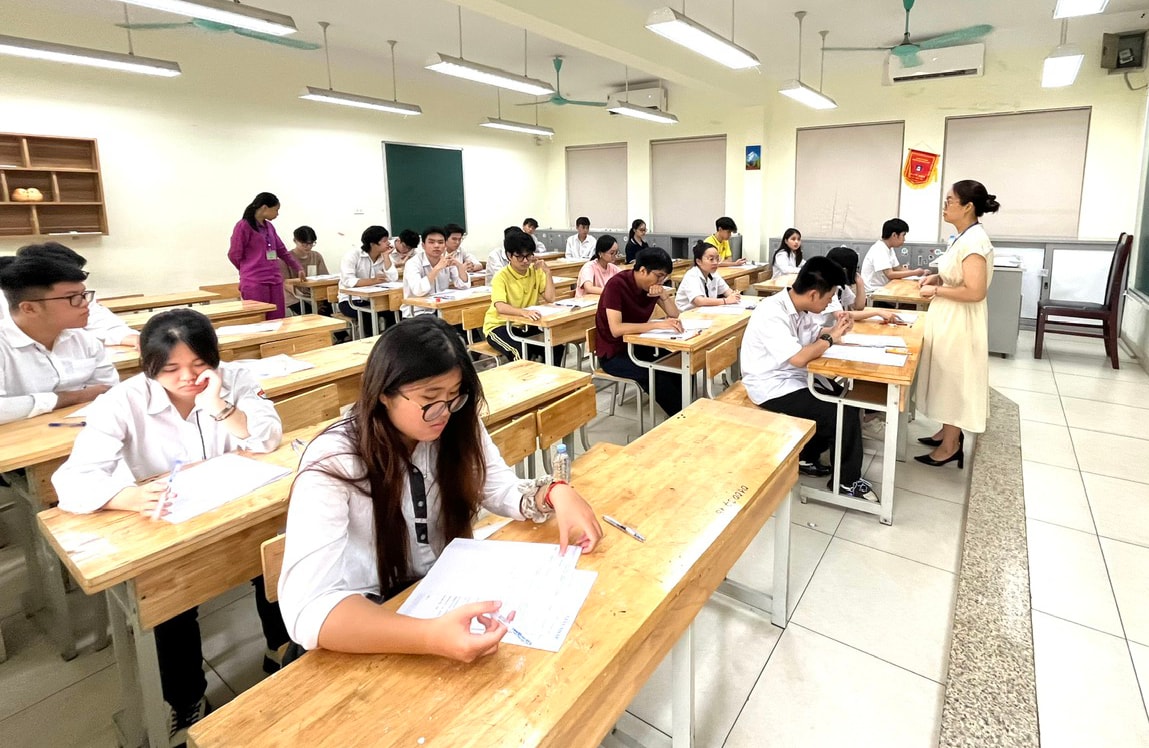 thi-sinh-tham-du-ky-thi-tot-nghiep-trung-hoc-pho-thong-nam-2025-tai-diem-thi-truong-trung-hoc-co-so-nguyen-du-phuong-hoan-kiem-.-anh-minh-khang.jpg
