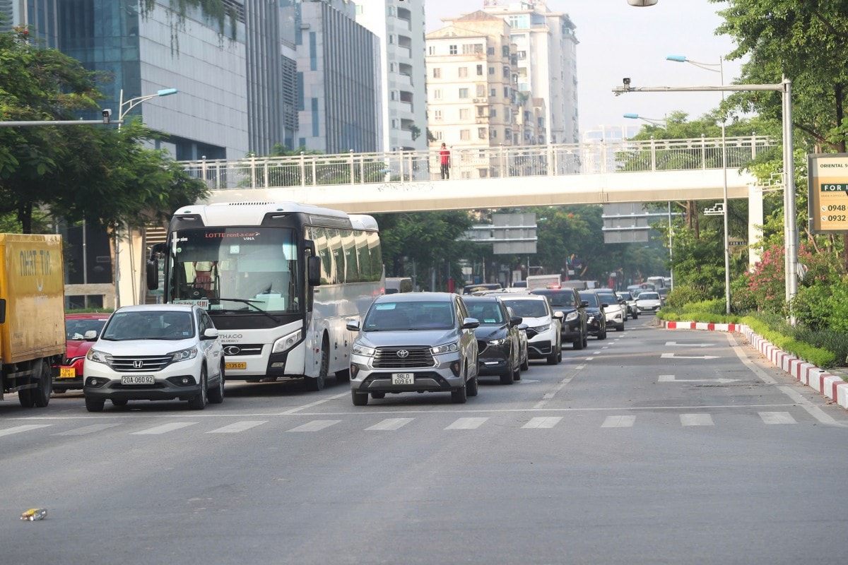 Ngày đầu phân làn đường Võ Chí Công: Giao thông thuận lợi
