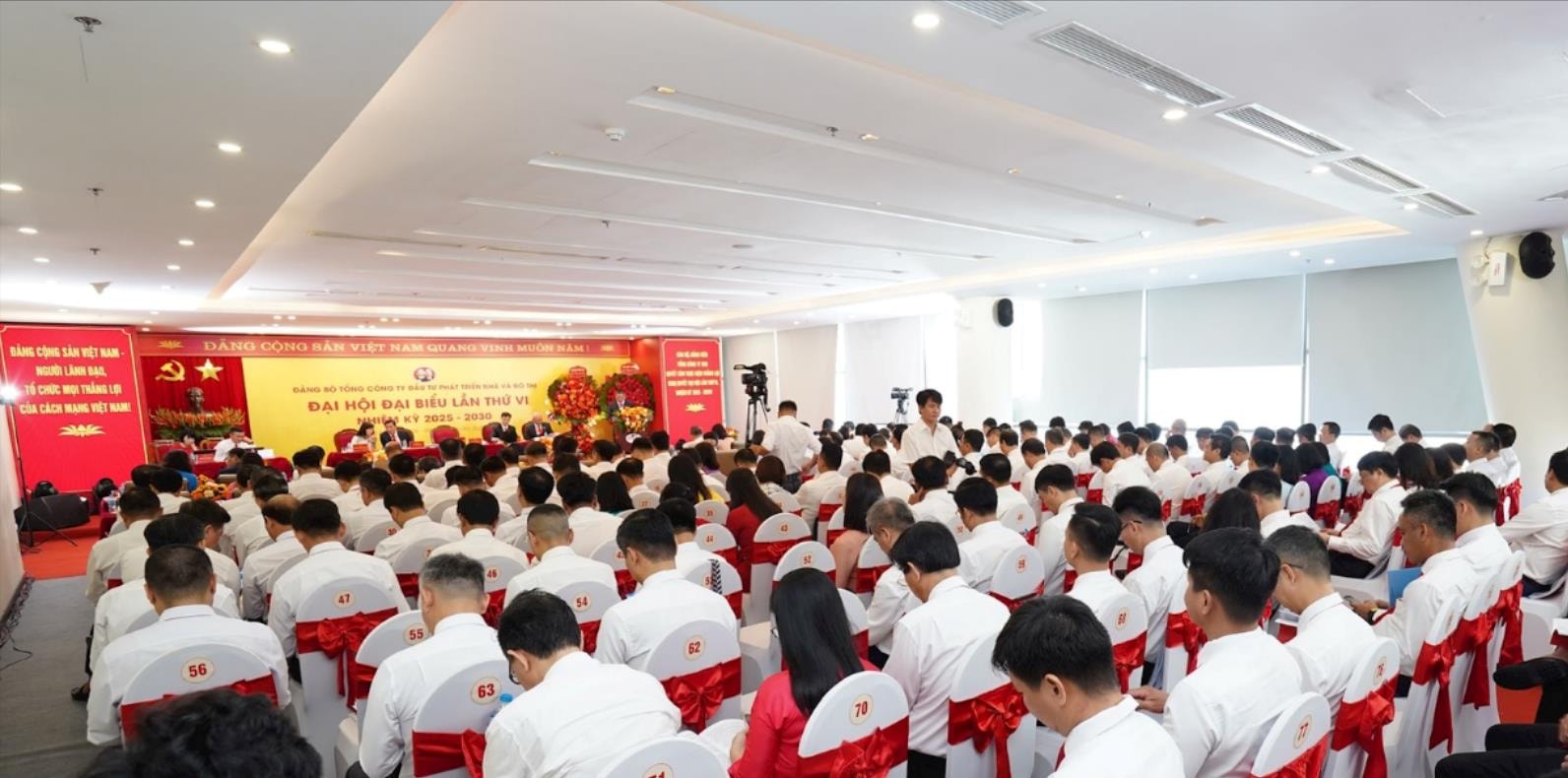 toan-canh-hoi-truong-2(1).jpg