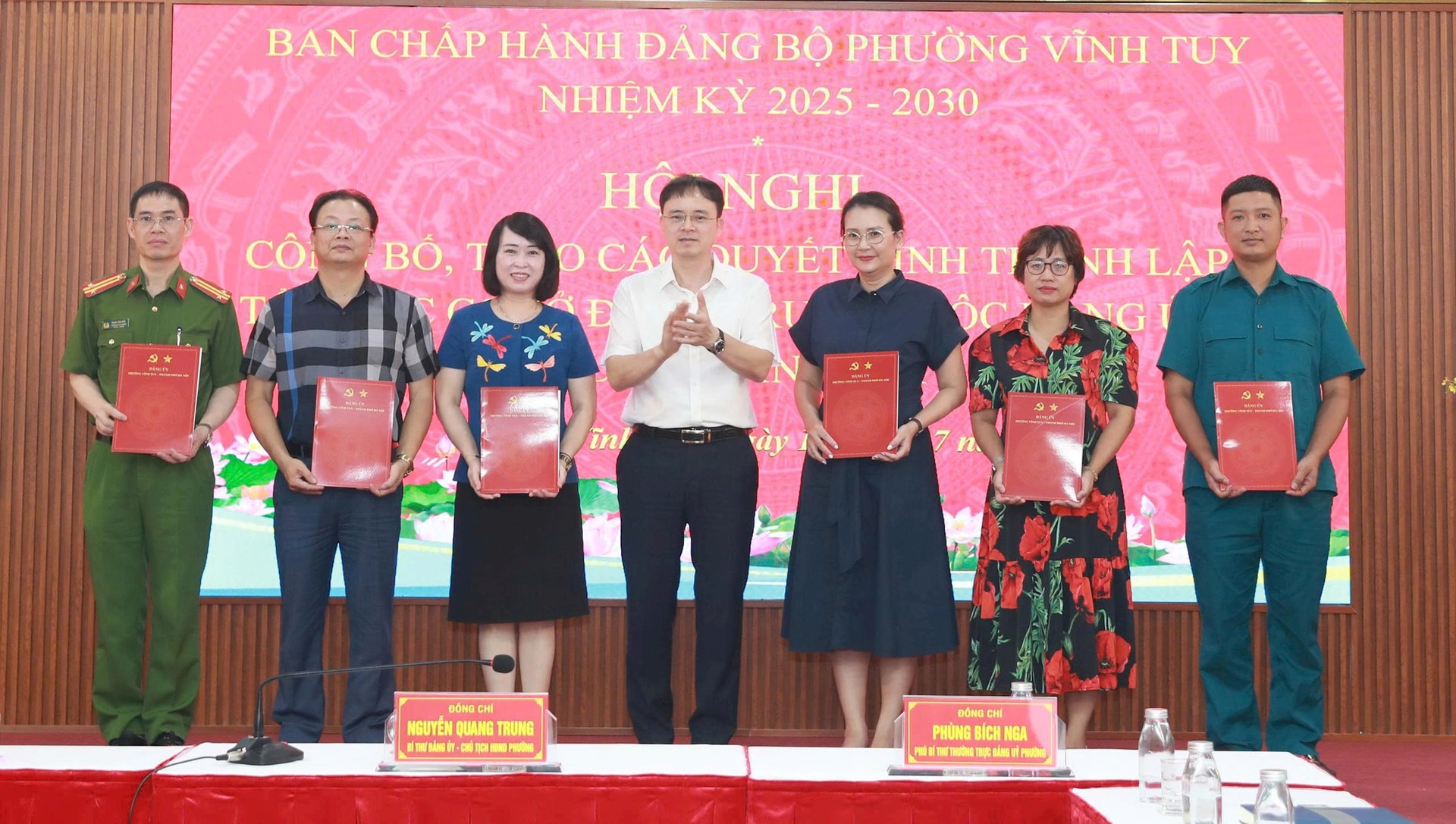 Bí thư Đảng ủy, Chủ tịch HĐND phường Nguyễn Quang Trung trao Quyết định cho các Tổ chức cơ sở Đảng thuộc Đảng bộ phường. Ảnh: Đình Hiệp