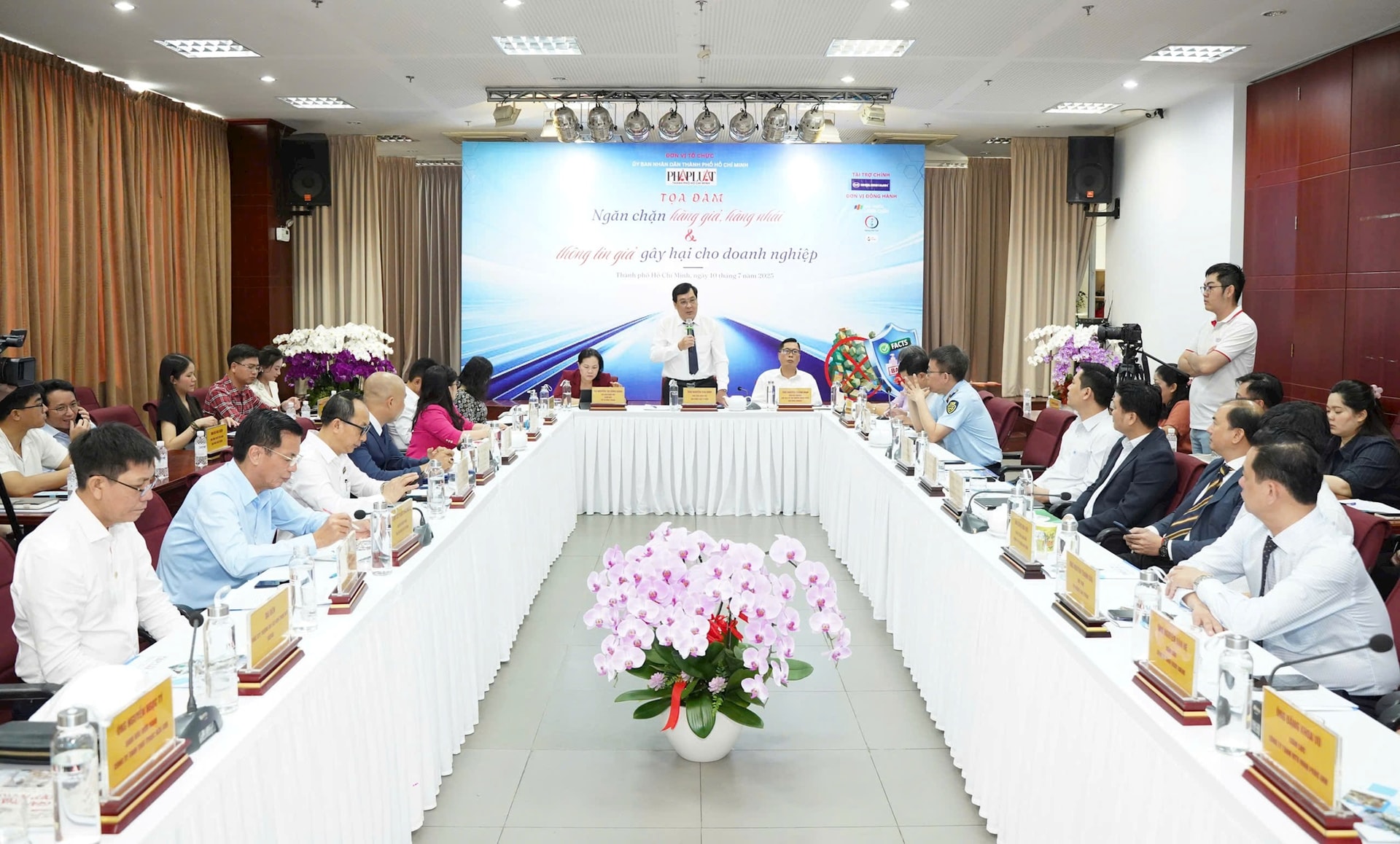 Cố tình đăng ký nhãn hiệu trùng hoặc gần giống thương hiệu thật, sau đó kiện ngược