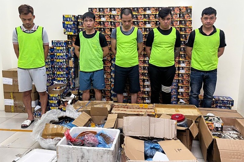 Cảnh sát bắt giữ các đối tượng liên quan và tang vật vụ án Cảnh sát bắt giữ các đối tượng liên quan và tang vật vụ án