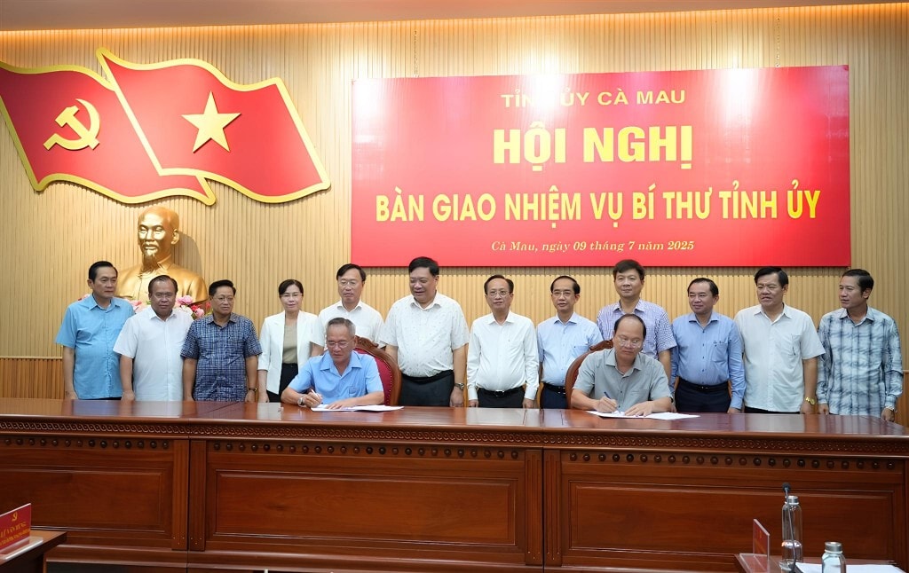 Tại Hội nghị bàn giao nhiệm vụ Bí thư Tỉnh uỷ, đồng chí Lữ Văn Hùng, Uỷ viên Ban Chấp hành Trung ương Đảng, Trưởng đoàn Đại biểu Quốc hội tỉnh, nguyên Bí thư Tỉnh ủy Bạc Liêu và đồng chí Nguyễn Hồ Hải, Bí thư Tỉnh uỷ Cà Mau ký kết bàn giao nhiệm vụ cho Bí thư Tỉnh uỷ Cà Mau trước sự chứng kiến của Ban Thường vụ Tỉnh uỷ Cà Mau.